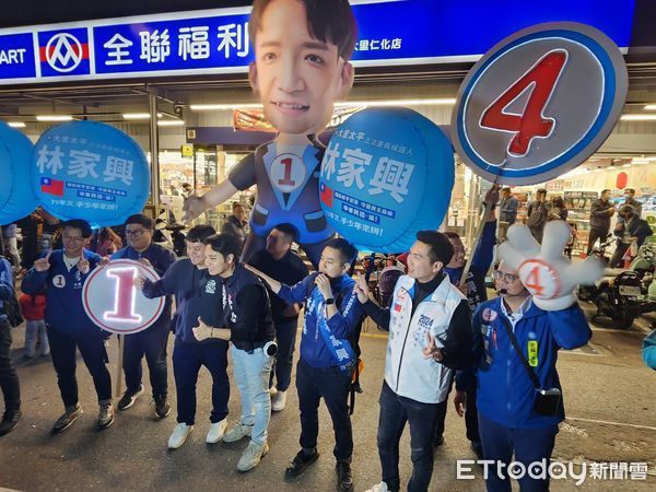 ▲▼國民黨小雞來蹭柯。（圖／記者陳家祥攝）