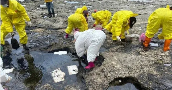 遠近馳名的綠島柚子湖因有珊瑚礁群而吸引許多觀光客，卻因「重油污染」而成黑色煉獄。（圖／海保署提供）