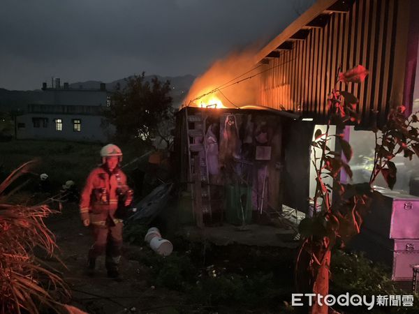 ▲▼        金山鐵皮倉庫火警     。（圖／記者郭世賢翻攝）