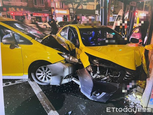 ▲7日凌晨信義區永吉路兩計程車對撞4人受傷。（圖／記者張君豪翻攝）