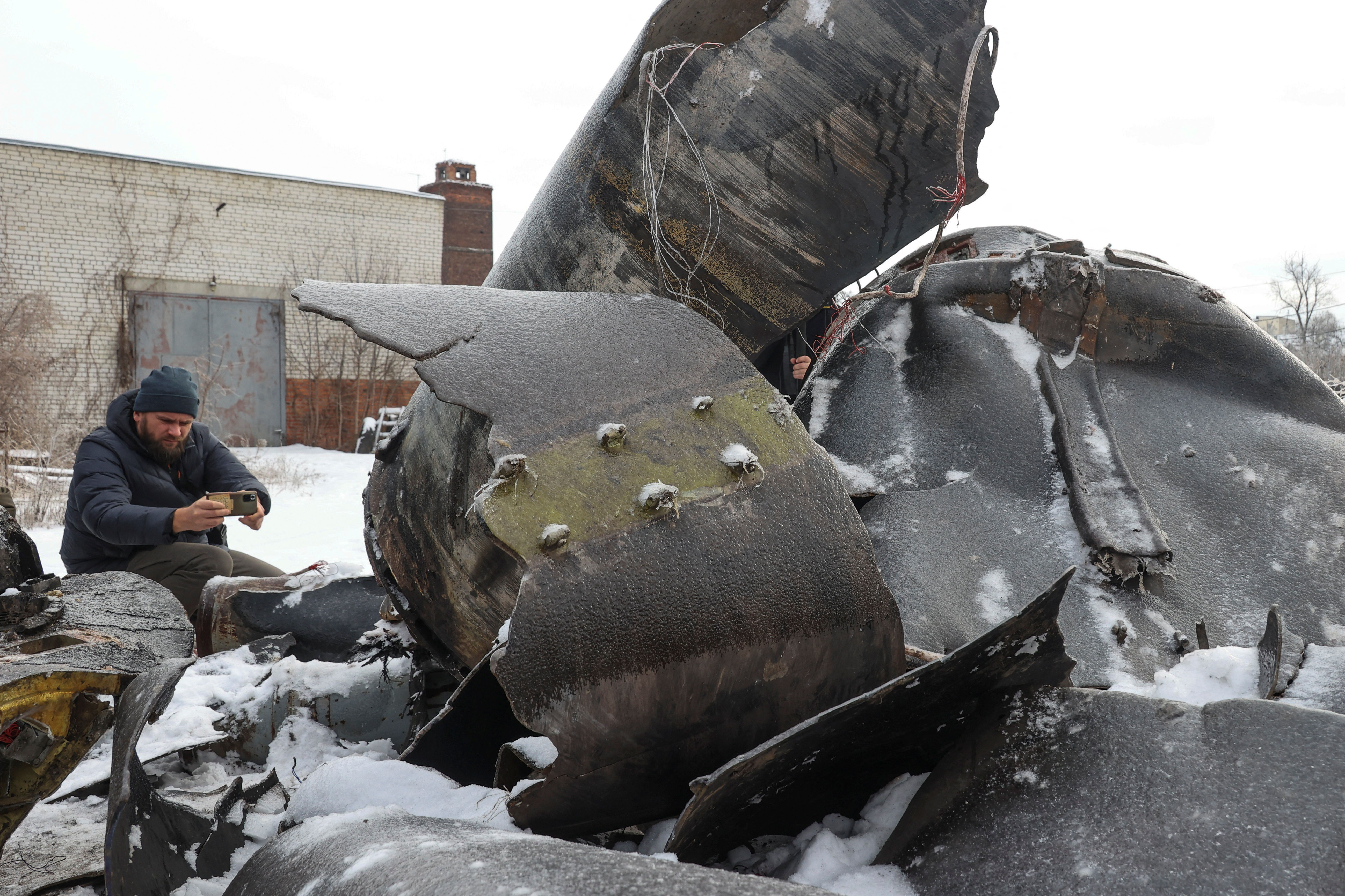 ▲▼烏克蘭哈爾科夫地區檢察辦公室秀展示飛彈殘骸，認為該飛彈可能來自北韓。（圖／路透）