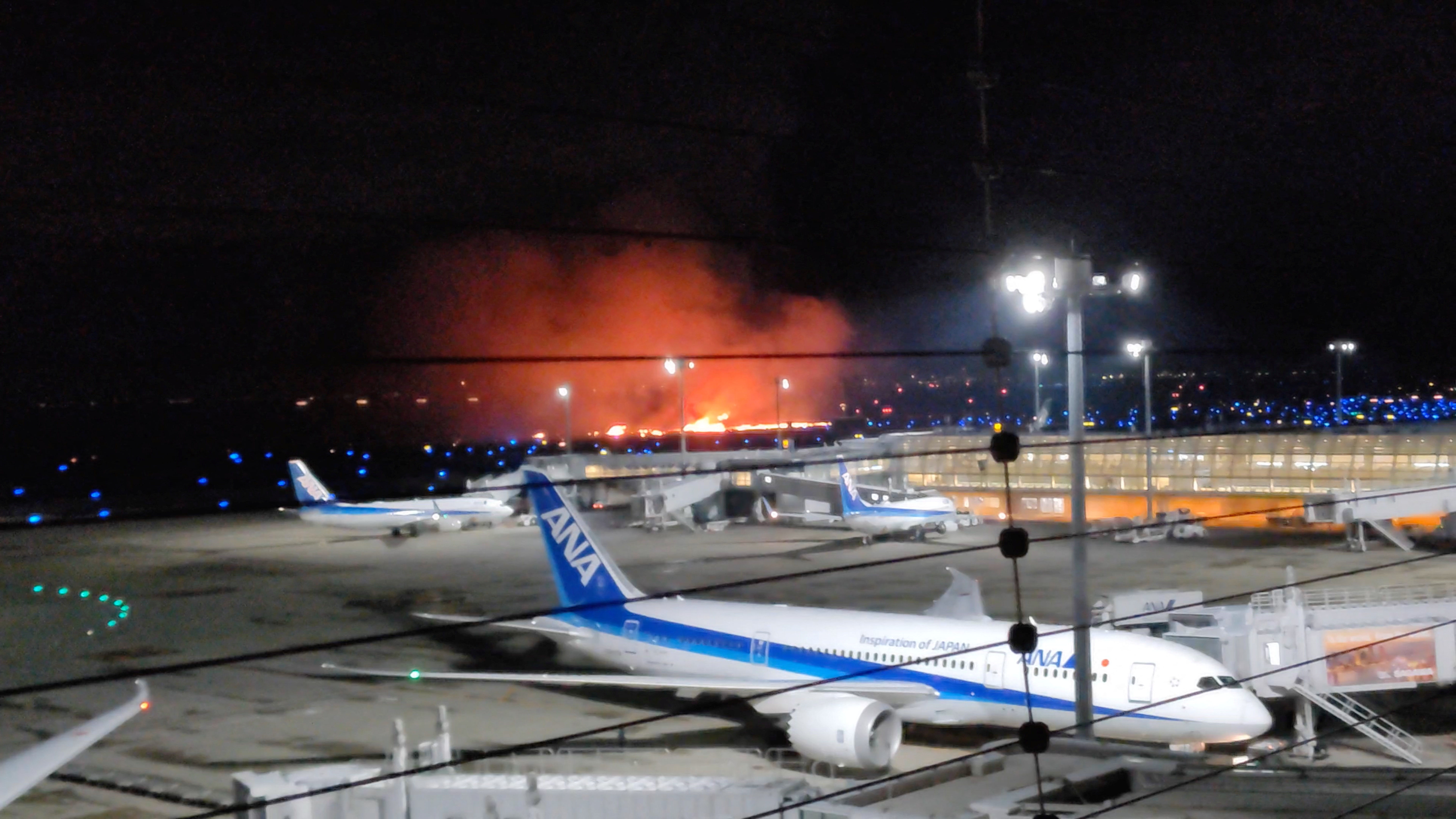 ▲▼ 羽田機場2日發生日本航空客機與海上保安廳定翼機相撞事故。（圖／路透）