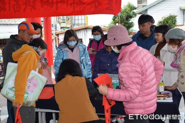 ▲台東縣關山鎮書法協會7日在關山「天后宮」廟埕舉辦送春聯活動。（圖／記者楊漢聲翻攝）