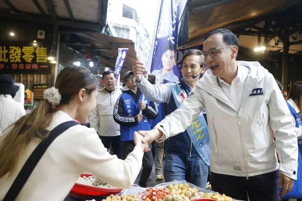 ▲國民黨主席朱立倫今天前往新北市板橋區，陪同黨籍新北市立委參選人葉元之掃街拜票。（圖／國民黨提供）