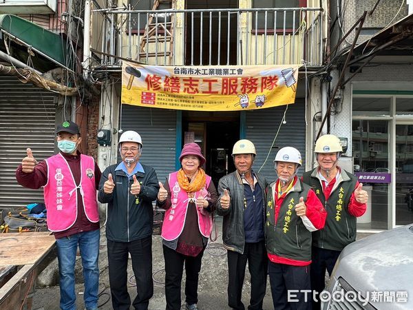 ▲台南市勞工局做工行善團行「繕」不論節慶日，因應年關將近，更加緊腳步加排期程馬不停蹄的趕工修屋，希望能讓修繕案家安居過好年。（圖／記者林東良翻攝，下同）