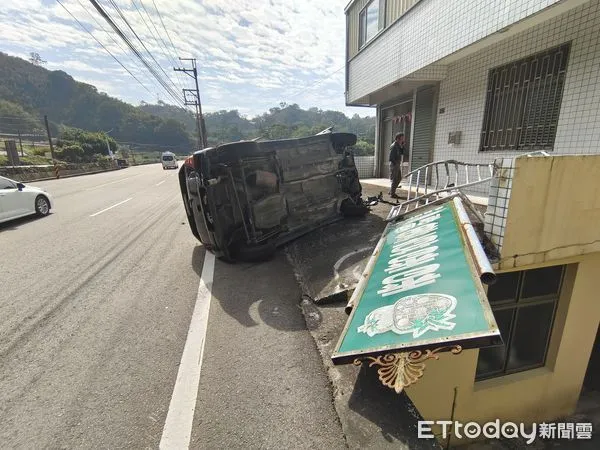 ▲▼台3線苗栗獅潭路段自小客車自撞路邊招牌後側翻，駕駛輕傷送醫，62歲女駕駛疑似吃感冒藥後精神恍惚釀禍。（圖／記者蔡文淵翻攝）