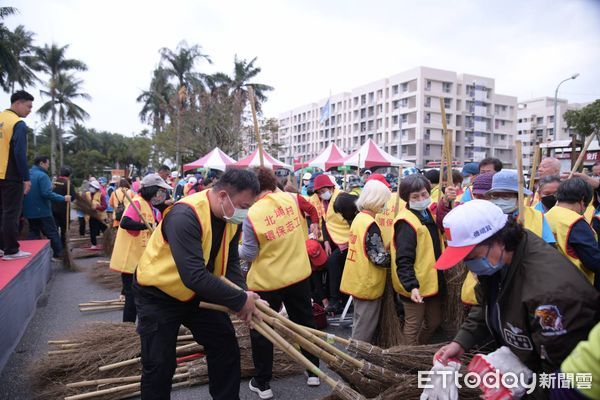 ▲▼縣長徐榛蔚與新城鄉長何禮臺及地方民意代表帶領500位環保志工掃街。（圖／花蓮縣政府提供，下同）