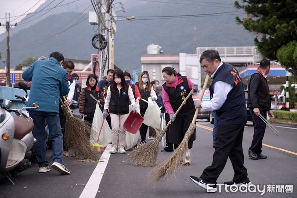 ▲▼縣長徐榛蔚與新城鄉長何禮臺及地方民意代表帶領500位環保志工掃街。（圖／花蓮縣政府提供，下同）