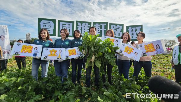 ▲六都美女議員今齊聚草屯鎮拔蘿蔔，力挺立委候選人蔡銘軒進國會。（圖／蔡銘軒競選團隊提供）