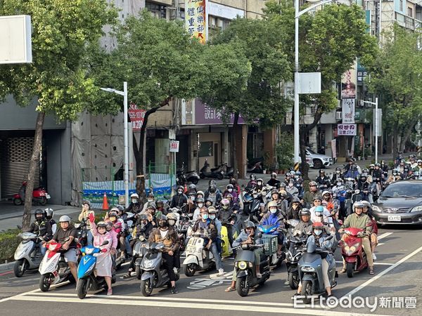 ▲▼柯文哲高雄車掃下午場。（圖／記者袁茵攝）