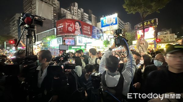 ▲▼直擊柯文哲瑞豐夜市拜票！粉絲暴動了　手舉看板「首投族我投柯」。（圖／記者吳世龍攝）