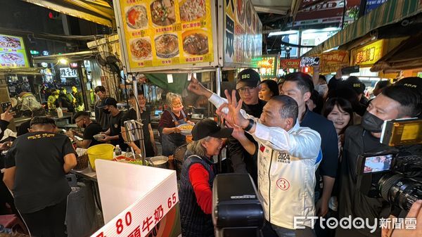 ▲▼侯友宜到高雄瑞豐夜市拜票，現場人潮擁擠  。（圖／記者吳世龍攝）