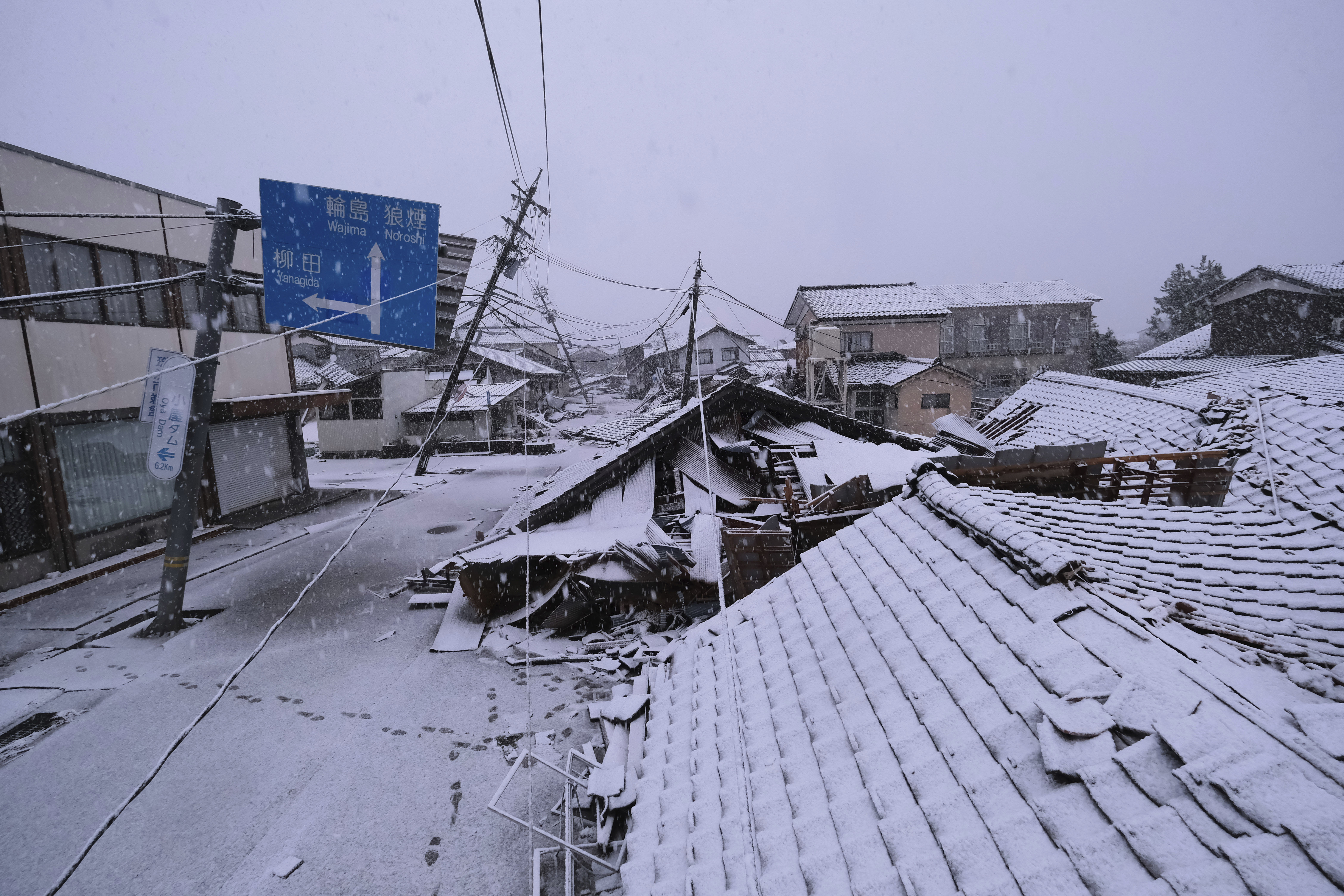 ▲▼強震至今一周，日本石川縣珠洲市7日降下大雪，皚皚白雪覆蓋建築物，恐壓垮其他尚未倒塌的建築物。（圖／達志影像／美聯社）