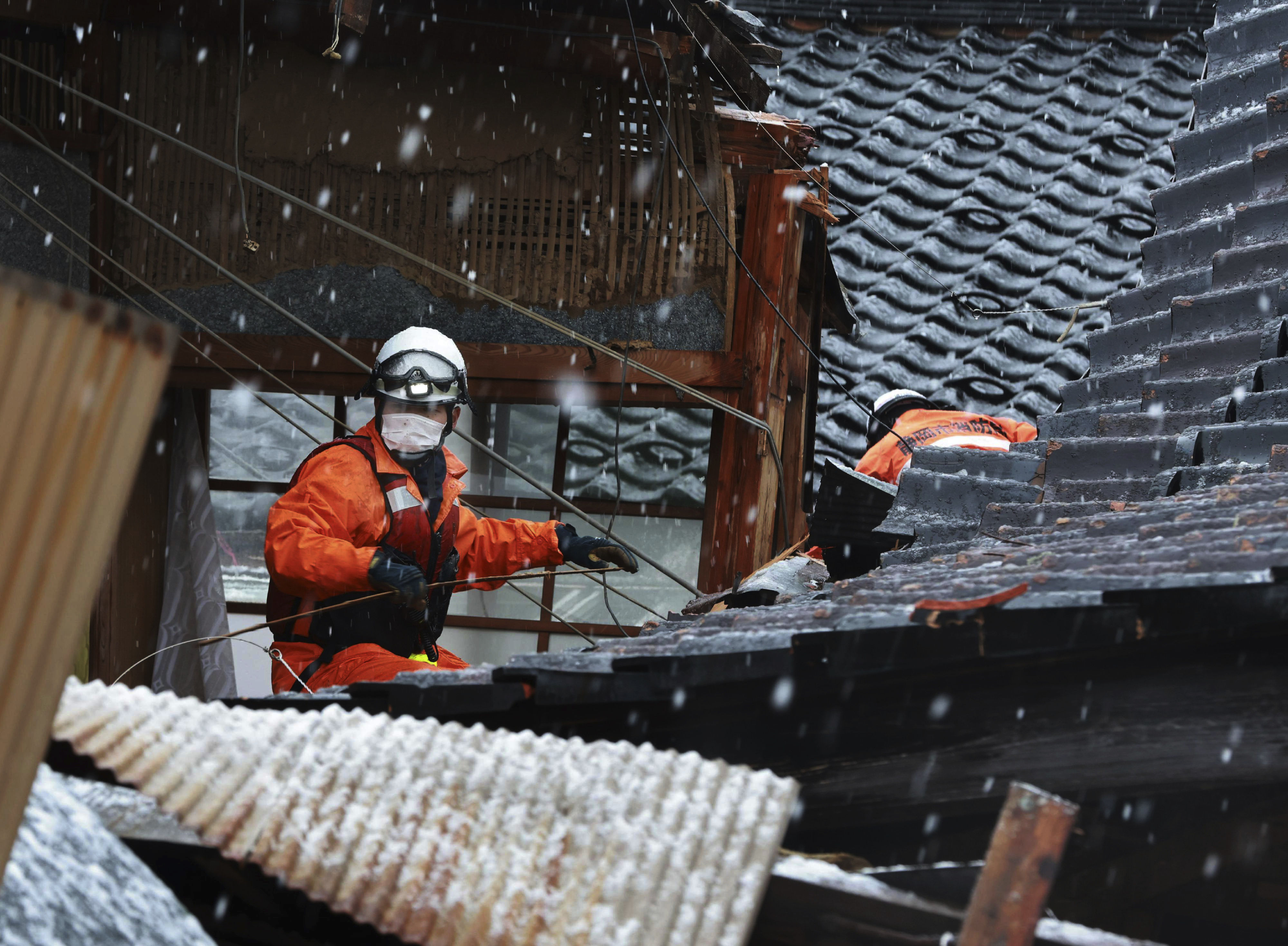 ▲▼日本能登地震／珠洲市災區降雪，搜救行動持續進行。（圖／達志影像／美聯社）