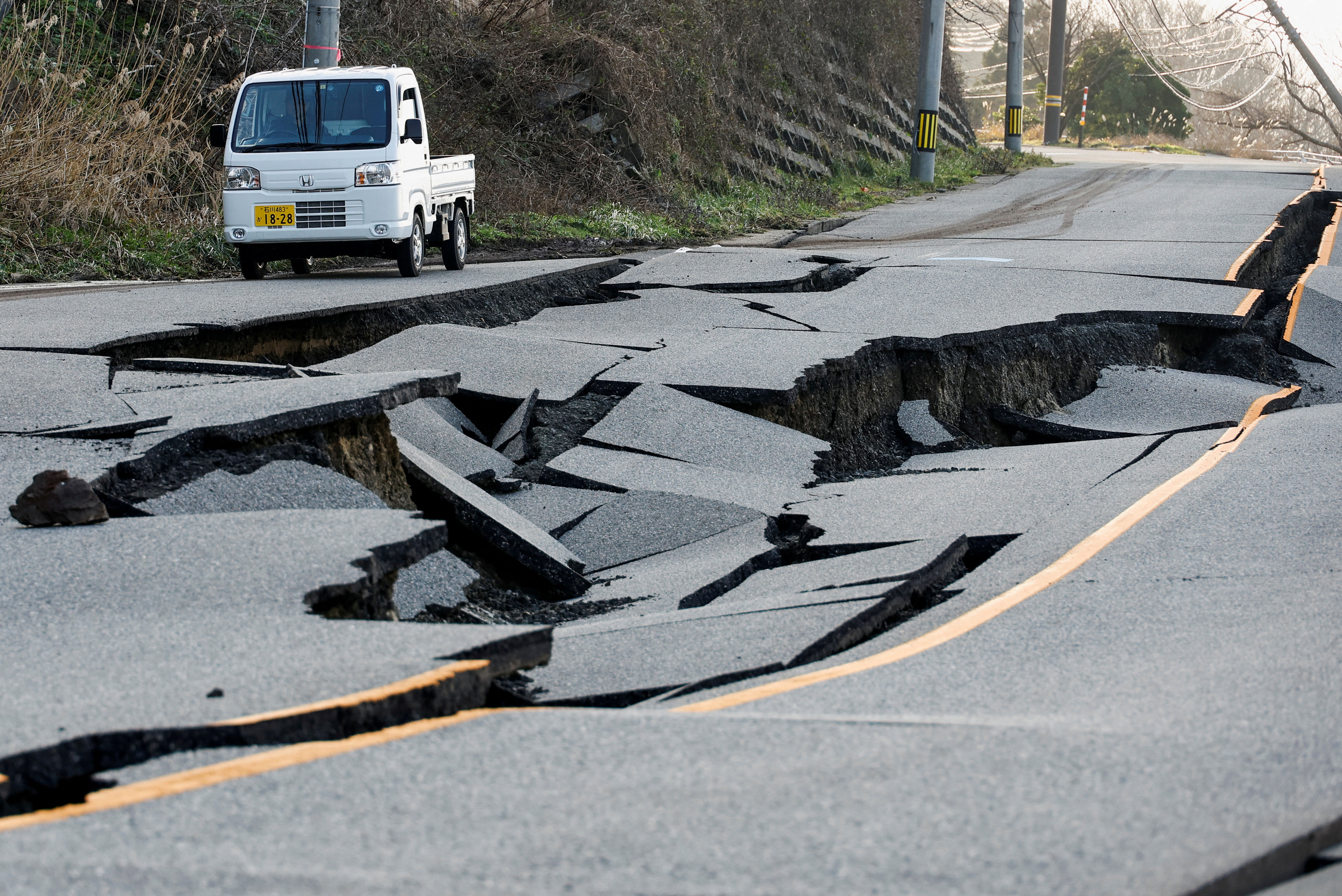 ▲▼日本石川縣輪島市遭遇強震，消防人員搜救。（圖／路透）