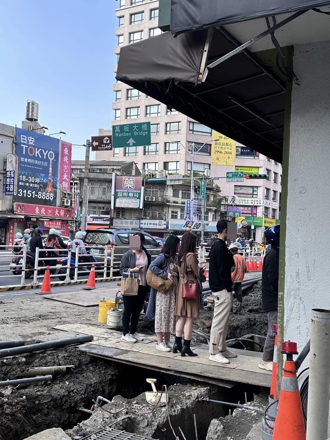 ▲不怕跌洞裡！一票客人「穿越工地」排隊買手搖　網喊：真的夯爆。（圖／翻攝自臉書／路上觀察學院）