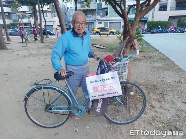 ▲台南市立委第三選區（北區安南區）候選人姚正玉受到父親生前台電老同事、失聯數十年的小學、高中同學都紛紛跳出來助選，讓姚正玉非常感動。（圖／記者林東良翻攝，下同）