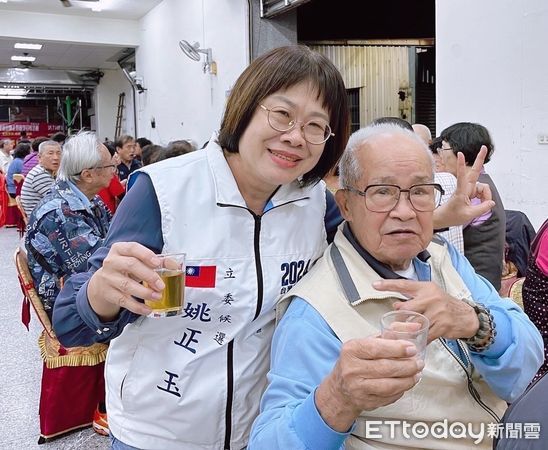 ▲台南市立委第三選區（北區安南區）候選人姚正玉受到父親生前台電老同事、失聯數十年的小學、高中同學都紛紛跳出來助選，讓姚正玉非常感動。（圖／記者林東良翻攝，下同）