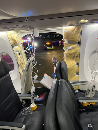 ▲▼美國阿拉斯加航空公司1架波音737 MAX 9班機最近飛行時，機上1扇窗戶與大塊機身遭吹走，被迫緊急降落。（圖／路透）