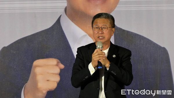 ▲▼高雄立委候選人郭璽前往南投替蔡銘軒站台，下跪懇求選民「下架馬文君」。（圖／記者高堂堯翻攝）