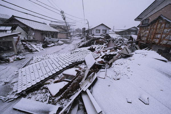 ▲▼日本能登地震／珠洲市災區降雪，搜救行動持續進行。（圖／達志影像／美聯社）