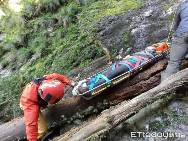 ▲▼登山口在南投，山難位置卻在花蓮，花蓮救災人員往往須花7小時車程繞半個台灣至南投入山救援，延誤了黃金救援時效。（圖／花蓮消防局提供，下同）