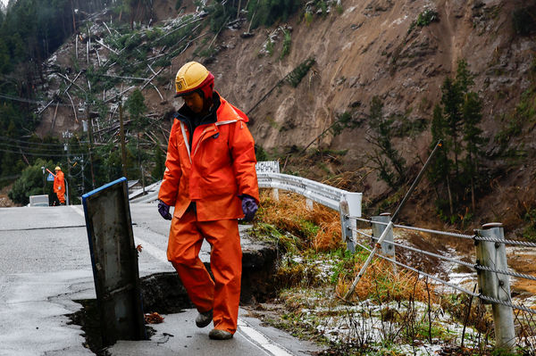 ▲▼日本石川縣輪島市遭遇強震，消防人員搜救。（圖／路透）