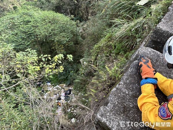 ▲阿里山公路轎車滑落車道，車內6歲童受傷、駕駛失蹤。（圖／記者翁伊森翻攝，下同）