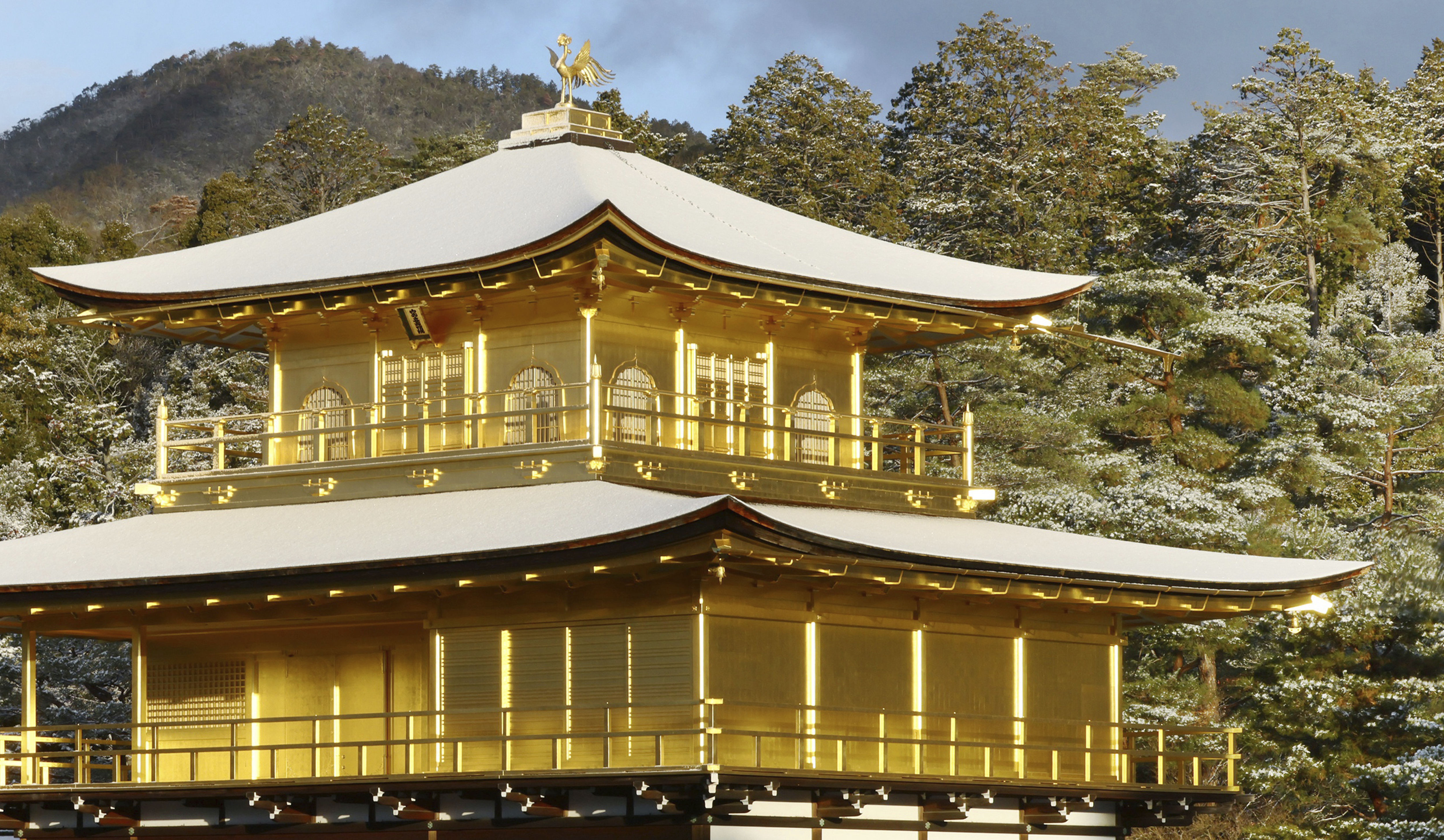 ▲▼日本京都金閣寺2024年1月8日今冬首次被白雪覆蓋。（圖／達志影像／美聯社）