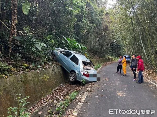 ▲阿里山公路轎車滑落車道，車內6歲童受傷、駕駛失蹤。（圖／記者翁伊森翻攝，下同）