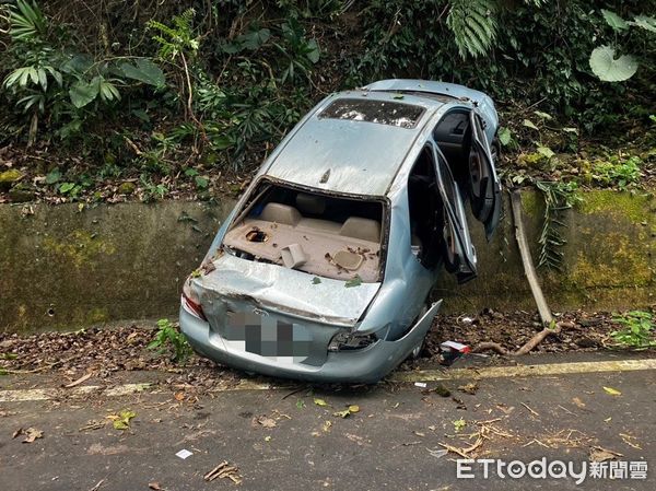 ▲阿里山公路轎車滑落車道，車內6歲童受傷、駕駛失蹤。（圖／記者翁伊森翻攝，下同）