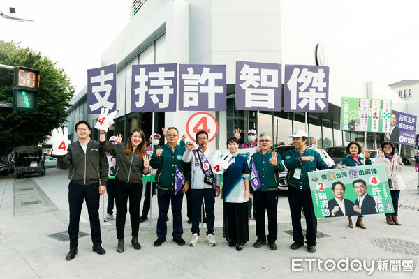 ▲▼邁市府3首長陪同許智傑站路口拉票。（圖／記者許宥孺翻攝）