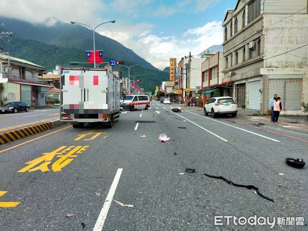 ▲▼花蓮新城鄉台9線上機車與後方小貨車擦撞。（圖／民眾提供，下同）