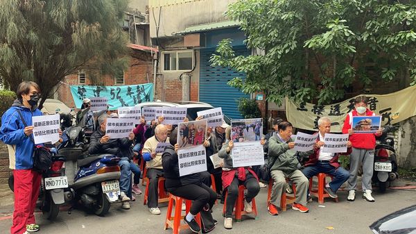 ▲「新莊泰山合法房屋自救會」8日前往新莊抗議，「侯友宜市長您請假就算了？為什麼要對無辜老百姓視而不見」？（圖／讀者提供）