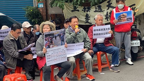 ▲「新莊泰山合法房屋自救會」8日前往新莊抗議，「侯友宜市長您請假就算了？為什麼要對無辜老百姓視而不見」？（圖／讀者提供）