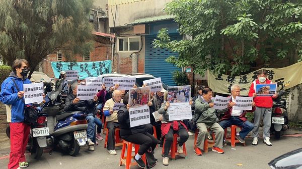 ▲「新莊泰山合法房屋自救會」8日前往新莊抗議，「侯友宜市長您請假就算了？為什麼要對無辜老百姓視而不見」？（圖／讀者提供）