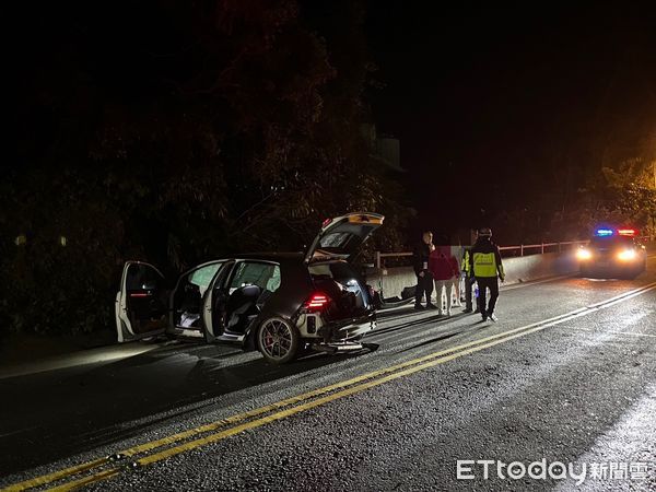 ▲▼轎車切舊蘇花縮減車道時，不慎撞右側路邊護欄後再撞左側山壁，釀2輕傷。（圖／記者游芳男翻攝，下同）