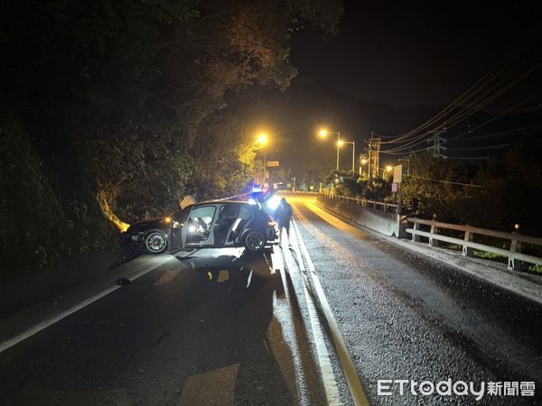 ▲▼轎車切舊蘇花縮減車道時，不慎撞右側路邊護欄後再撞左側山壁，釀2輕傷。（圖／記者游芳男翻攝，下同）