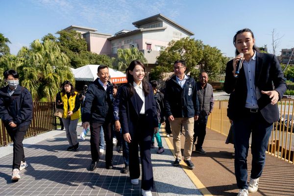 ▲高虹安與市民一起開箱香山鹽水公園。（圖／新竹市政府提供）