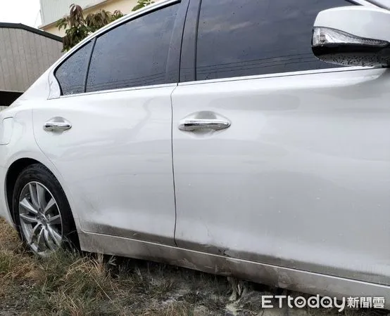 ▲▼高雄立委候選人掃街！支持者狂放鞭炮慘釀「火燒車」，慘況曝光。（圖／記者吳世龍翻攝）