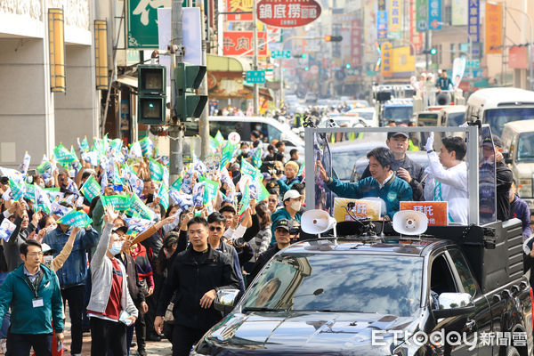 ▲民進黨8日展開全國大車掃，正副總統候選人賴清德與蕭美琴南北兵分二路，力拚各地立委選情。（圖／記者陳弘修翻攝）