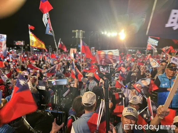 ▲▼侯康配台中造勢燈海。（圖／記者白珈陽攝）