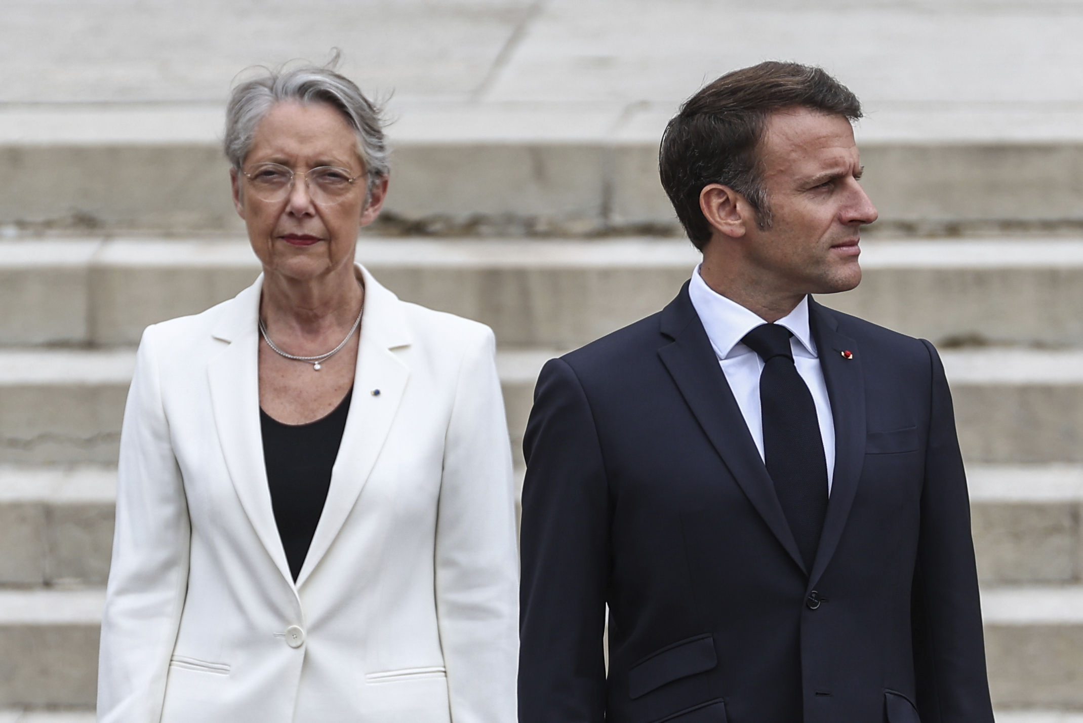 ▲法國總統馬克宏（右）正式接受總理柏納（左）請辭。（圖／達志影像／美聯社）
