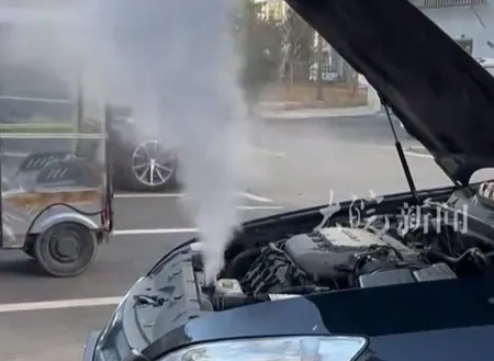 ▲女子第一次開車，誤踩爆水箱。（圖／翻攝自大皖新聞）