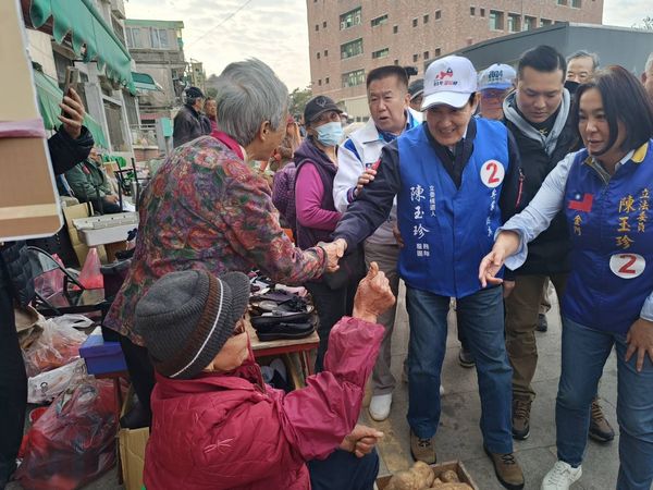 ▲▼      馬英九9日飛抵金門，陪同陳玉珍等同黨立委候選人掃街拜票       。（圖／記者林名揚翻攝）