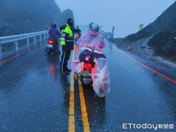 ▲▼王姓老先生帶著帳篷及簡便行囊騎著輕型機車吃力地往武嶺方向前進。（圖／新城警分局提供，下同）