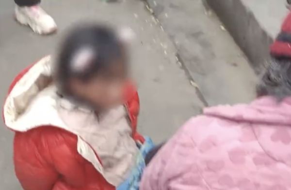 ▲陸男發布「人犯當街綁女孩」影片惹議，警斥其散佈謠言。（圖／翻攝微博）