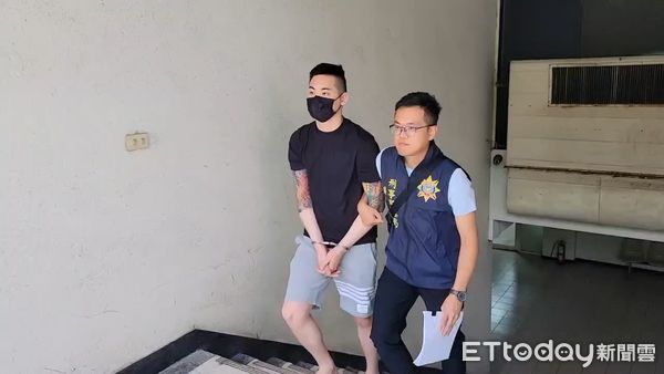 ▲警方逮捕竹聯幫明仁會新店分會長陳辰及崔姓小弟並查扣名表開山刀等贓證物。（圖／記者張君豪翻攝）