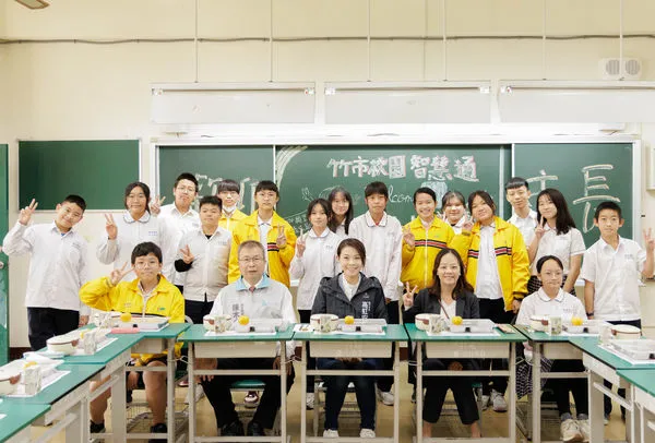 ▲高虹安前往新科國中，與學生們共進午餐約會。（圖／新竹市政府提供）