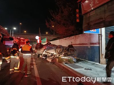 快訊/彰化死亡車禍!轎車自撞180度翻 3乘客逃出、駕駛受困亡
